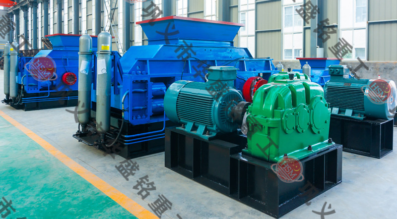煤場的大型碎煤機(jī)